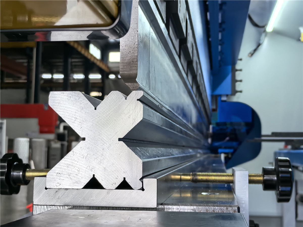 100T 3200MM DA66T 6+1 Axis Hydraulic Press Brake - Image 4