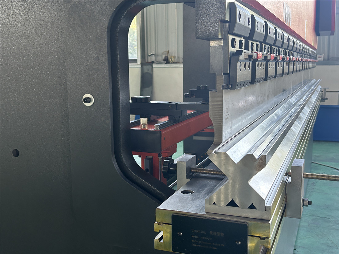 Red And Black 200T4000MM AX68T Controller 4+1 Axis Bending Machine - Image 5