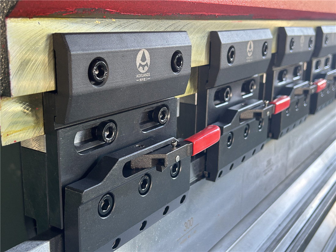 Red And Black 200T4000MM AX68T Controller 4+1 Axis Bending Machine - Image 4