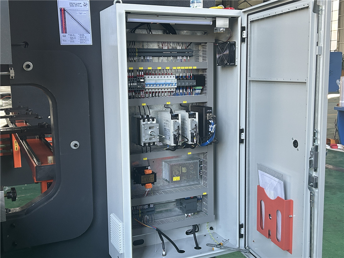 Red And Black 200T4000MM AX68T Controller 4+1 Axis Bending Machine - Image 3