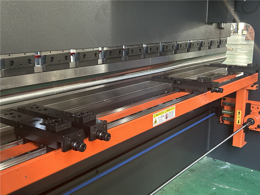 Red And Black 200T4000MM AX68T Controller 4+1 Axis Bending Machine - Image 2