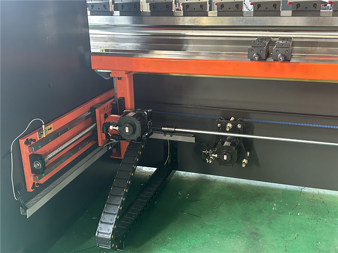 Red And Black 200T4000MM AX68T Controller 4+1 Axis Bending Machine - Image 6