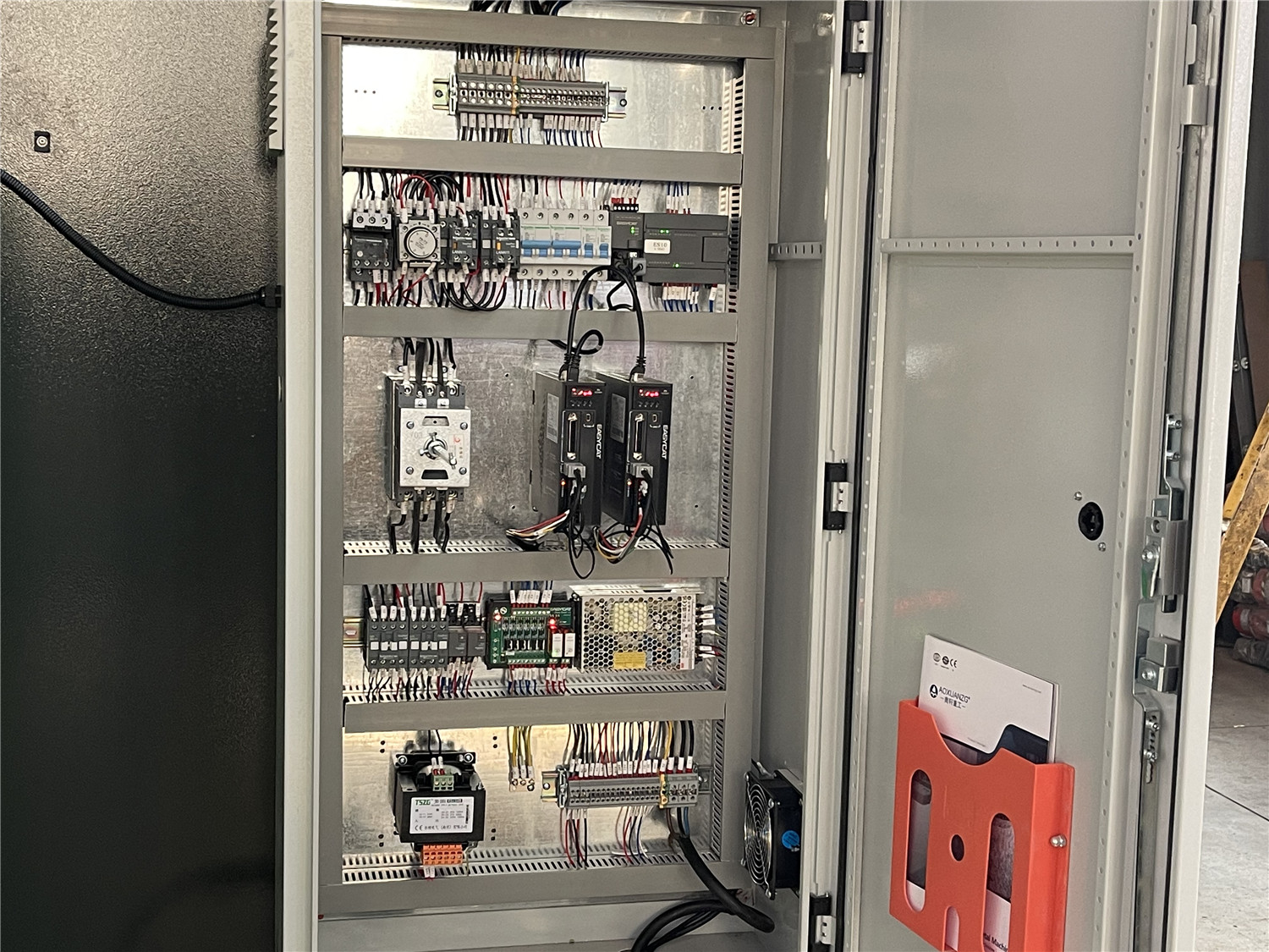 200T/6000 High Quality Fully Automatic Metal Bending Machine CNC Hydraulic Precise Press Brake Custom Metalwork - Image 3