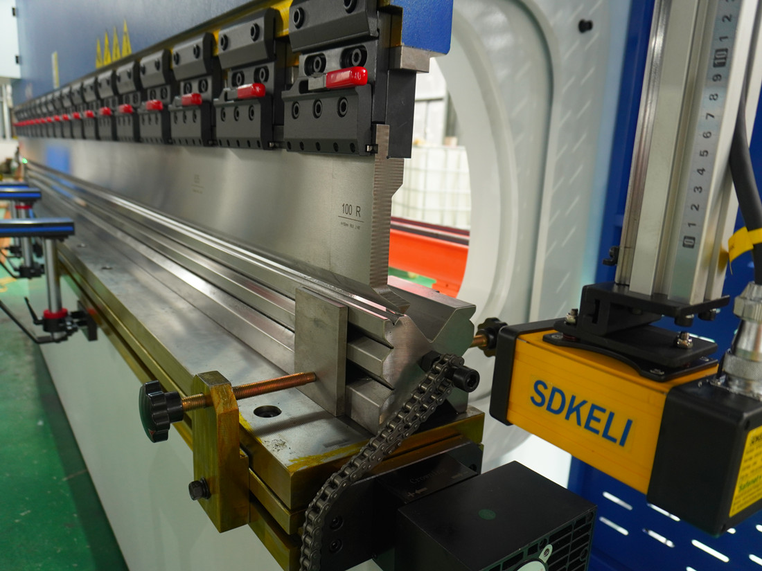 WE67K-300T/4000 CNC Press Brake Metal Plate Steel Bending Machine with AX68T Bending System - Image 2