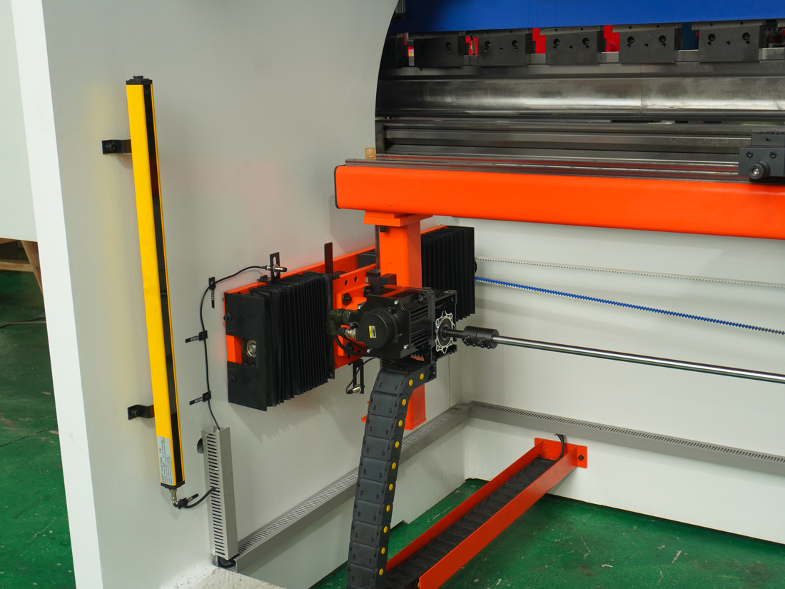 WE67K-300T/4000 CNC Press Brake Metal Plate Steel Bending Machine with AX68T Bending System - Image 4