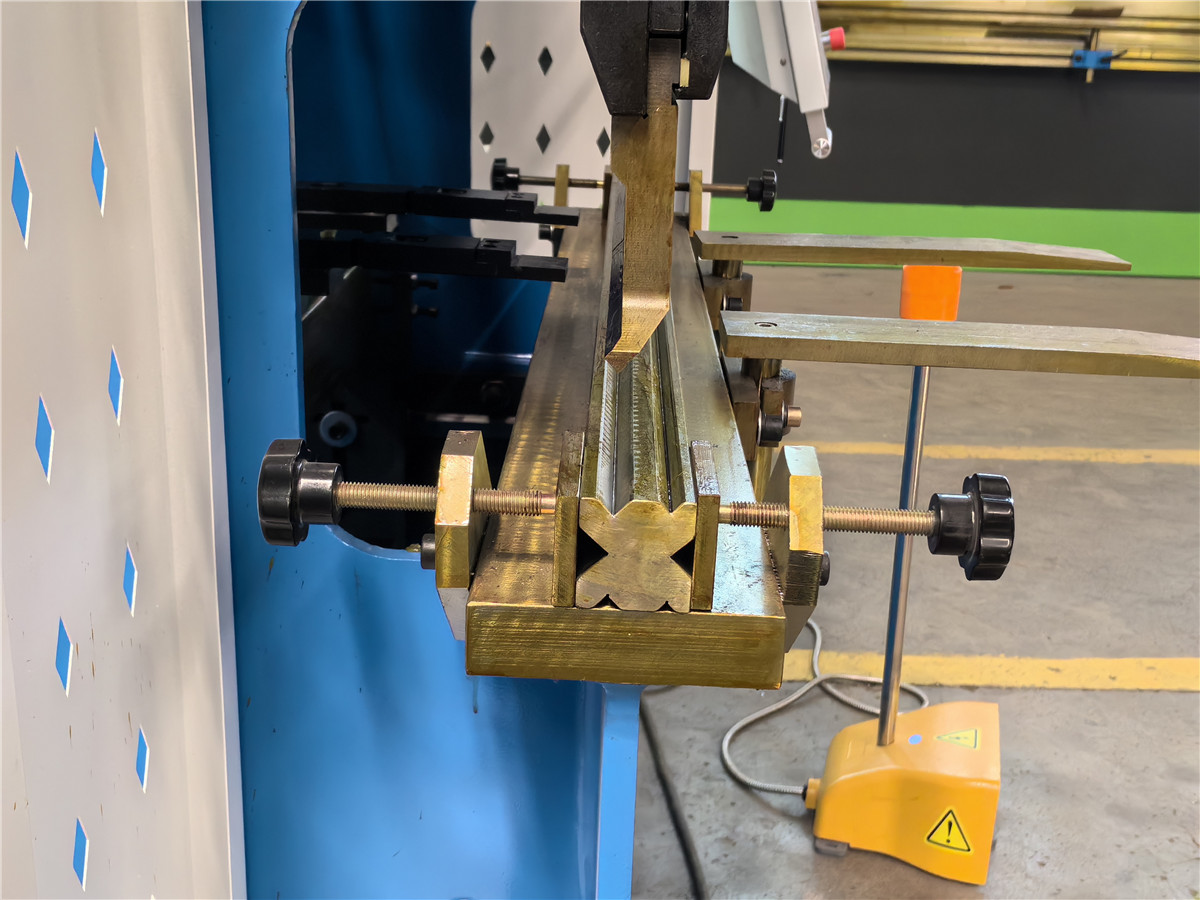 30T/1200 TP10S System Mini Small Hydraulic Plate Bender Press Brake Machine - Image 3